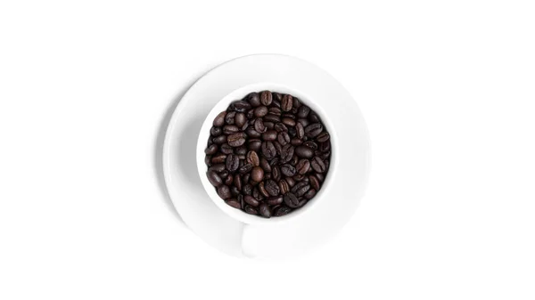 Tasse blanche avec grains de café isolés sur un fond blanc. — Photo