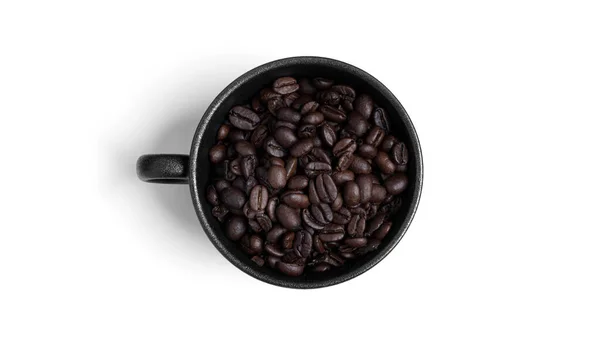 Taza negra con granos de café aislados sobre un fondo blanco. — Foto de Stock