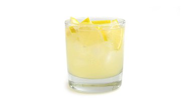 Beyaz zemin üzerinde limonata ve buz olan bir bardak.. 