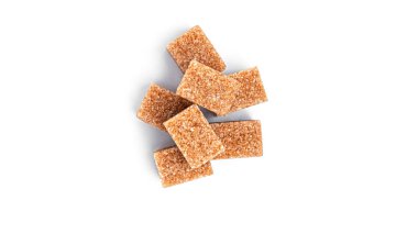 Beyaz arkaplandaki küp şeklinde Demerara kamış şekeri.