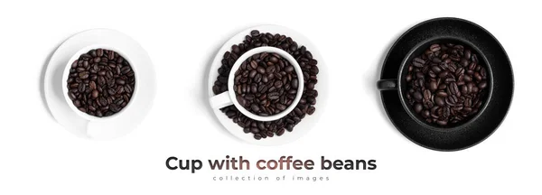 Tasse noire avec grains de café isolés sur un fond blanc. — Photo