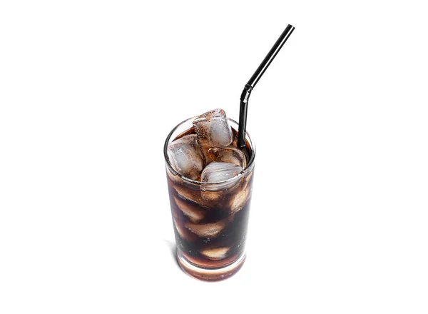 Cola met ijs in een transparant glas geïsoleerd op een witte achtergrond. — Stockfoto
