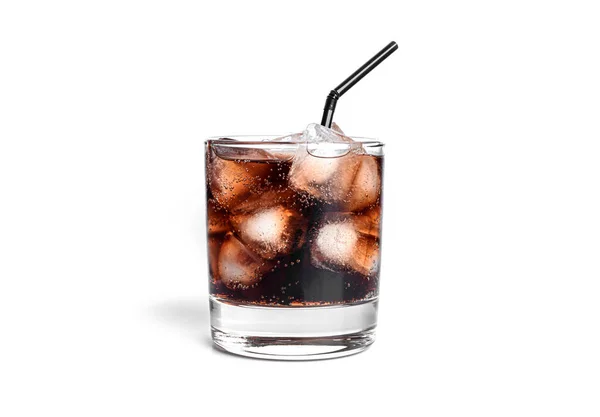 Cola con hielo en un vidrio transparente aislado sobre un fondo blanco. — Foto de Stock