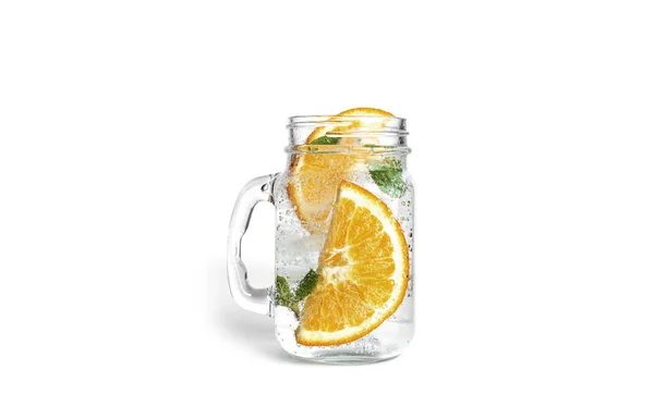 Оранжевый лимонад с мятой и льдом в прозрачной банке каменщик изолирован на белом фоне. — стоковое фото