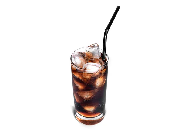 Cola con hielo en un vidrio transparente aislado sobre un fondo blanco. — Foto de Stock