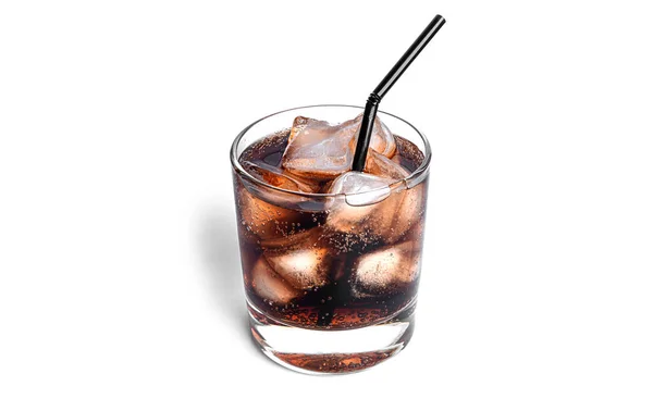 Cola con hielo en un vidrio transparente aislado sobre un fondo blanco. — Foto de Stock