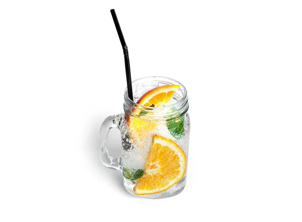 Orangenlimonade mit Minze und Eis in einem klaren Einmachglas isoliert auf weißem Hintergrund. — Stockfoto
