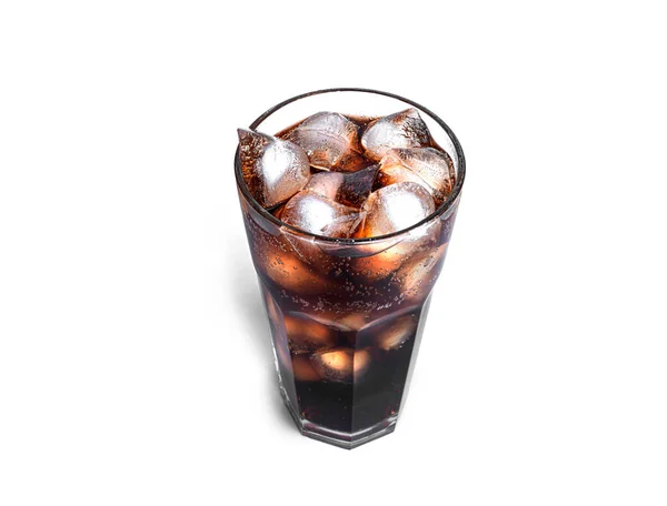 Cola con hielo en un vidrio transparente aislado sobre un fondo blanco. — Foto de Stock
