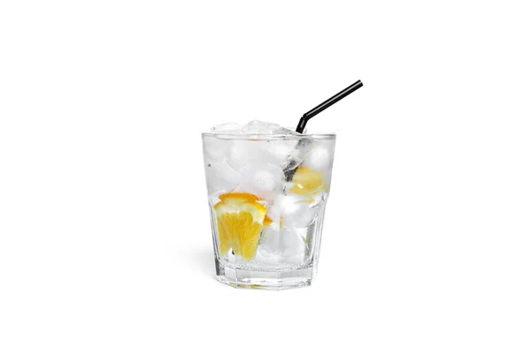 Limonada naranja con hielo en un vaso transparente aislado sobre un fondo blanco. —  Fotos de Stock