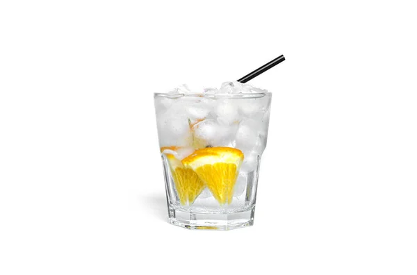 Limonata arancione con ghiaccio in un bicchiere trasparente isolato su fondo bianco. — Foto Stock