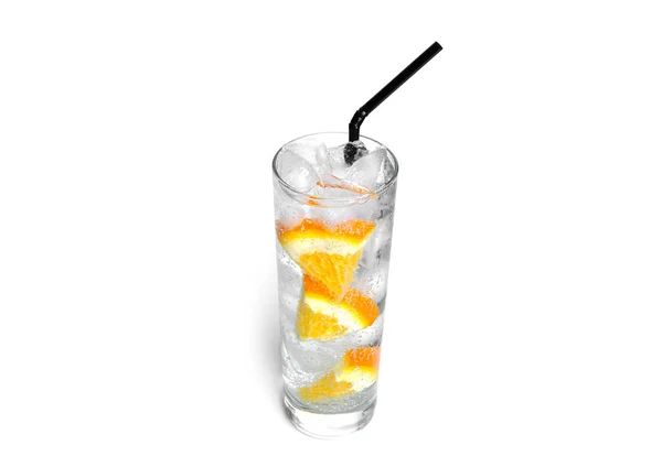 Orangenlimonade mit Eis in einem klaren Glas isoliert auf weißem Hintergrund. — Stockfoto