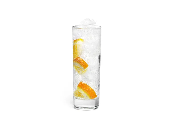 Limonata arancione con ghiaccio in un bicchiere trasparente isolato su fondo bianco. — Foto Stock