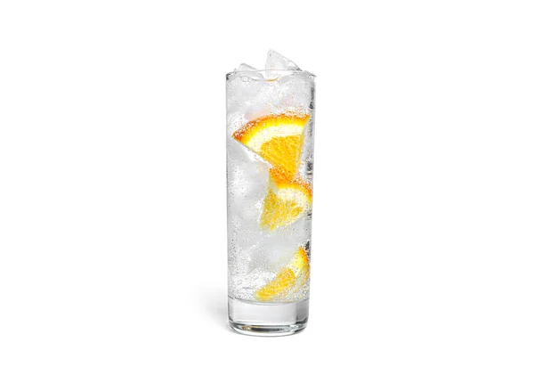Orangenlimonade mit Eis in einem klaren Glas isoliert auf weißem Hintergrund. — Stockfoto