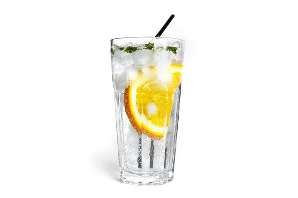 Limonada naranja con menta y hielo en un vaso transparente aislado sobre fondo blanco. — Foto de Stock