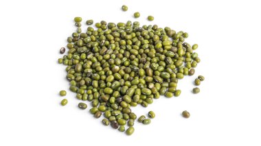 Beyaz arka planda kuru yeşil fasulyeler izole edilmiş..