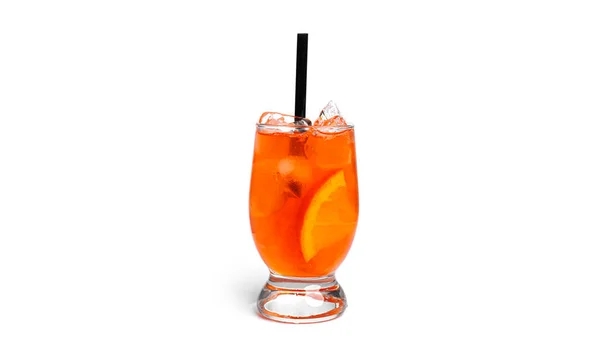 Апельсиновый коктейль на белом фоне. — стоковое фото