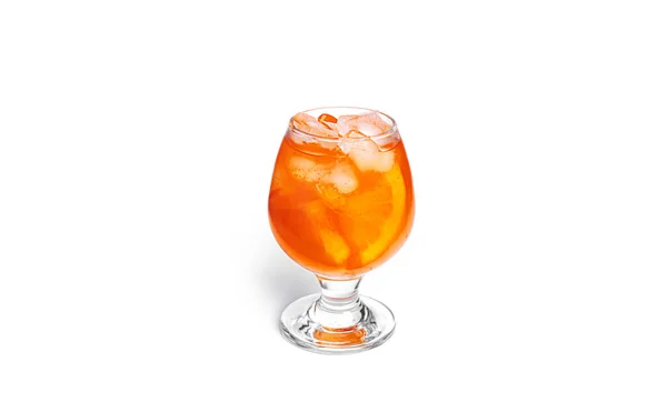 Апельсиновый коктейль на белом фоне. — стоковое фото