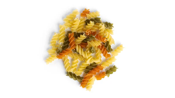 Colorida pasta de fusilli aislada sobre un fondo blanco. — Foto de Stock