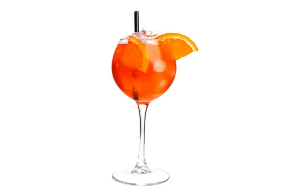 Orangencocktail isoliert auf weißem Hintergrund. — Stockfoto