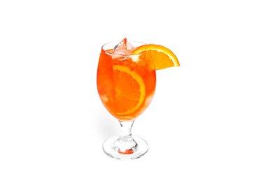 Beyaz arkaplanda turuncu kokteyl izole edilmiş..