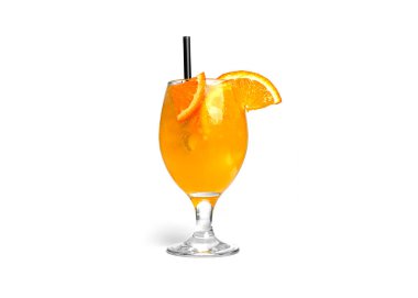 Beyaz arkaplanda turuncu kokteyl izole edilmiş..