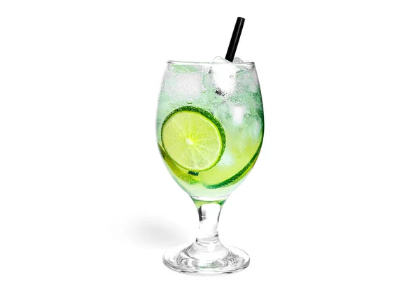 Cocktail geïsoleerd op een witte achtergrond. — Stockfoto