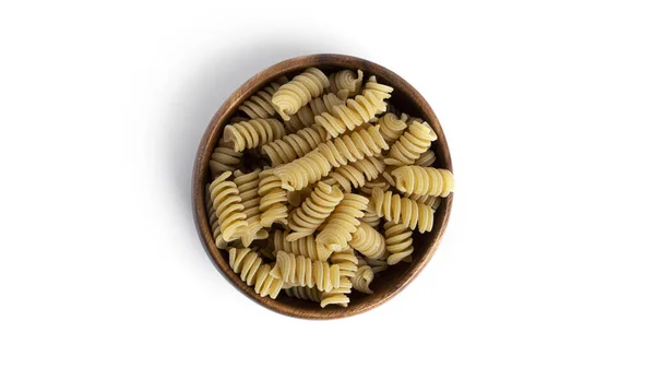 Pasta Rotini en cuenco de madera aislada sobre fondo blanco. — Foto de Stock