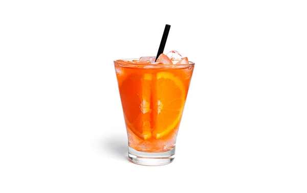 Orangencocktail isoliert auf weißem Hintergrund. — Stockfoto