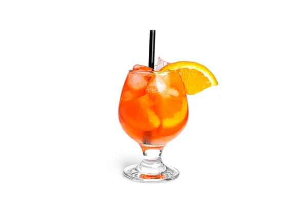 Oranje cocktail geïsoleerd op een witte achtergrond. — Stockfoto