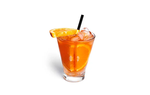 Cocktail all'arancia isolato su fondo bianco. — Foto Stock