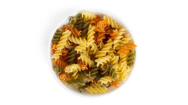 Colorida pasta de fusilli aislada sobre un fondo blanco. — Foto de Stock