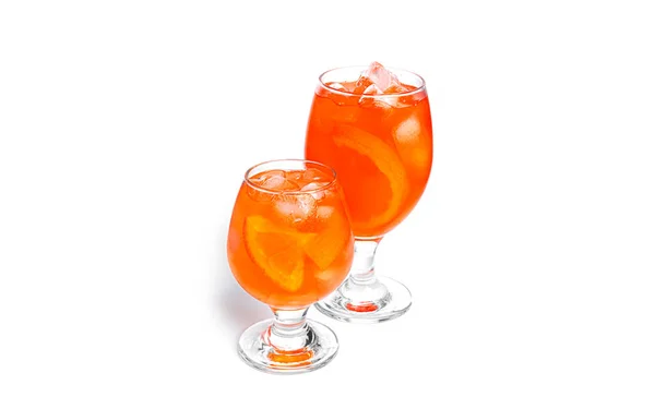 Cocktail arancioni isolati su sfondo bianco. — Foto Stock