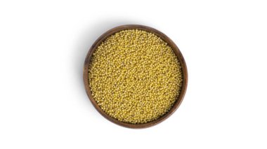 Millet mısır gevreği beyaz arka planda izole edildi.