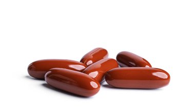 Kahverengi omega 3 kapsülleri beyaz zemin üzerinde izole.