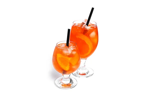 Oranje cocktails geïsoleerd op een witte achtergrond. — Stockfoto