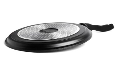 Siyah krep tavası beyaz arkaplanda izole edilmiş.