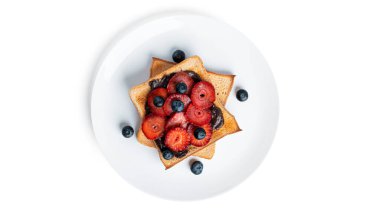 Çikolatalı tost ekmeği ve beyaz arka planda izole edilmiş böğürtlen.