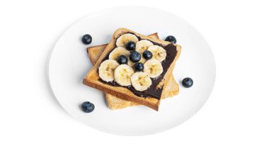 Çikolatalı tost ekmeği, beyaz arka planda yalıtılmış böğürtlen ve muz.