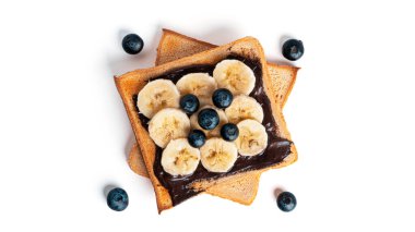 Çikolatalı tost ekmeği, beyaz arka planda yalıtılmış böğürtlen ve muz.