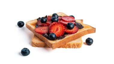 Çikolatalı tost ekmeği ve beyaz arka planda izole edilmiş böğürtlen.
