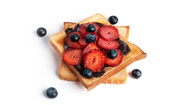 Çikolatalı tost ekmeği ve beyaz arka planda izole edilmiş böğürtlen.