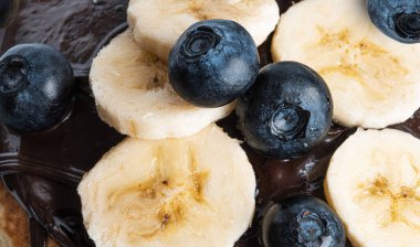 Yaban mersinli, muzlu ve çikolatalı krep..