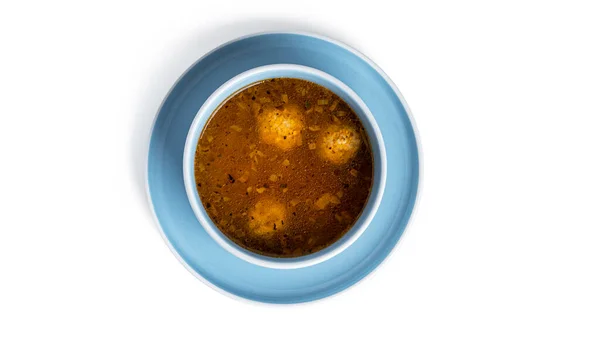 Suppe mit Frikadellen in weißen tiefen Teller isoliert auf weißem Hintergrund. — Stockfoto