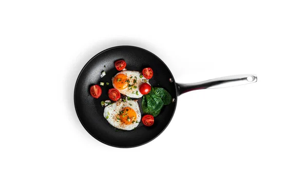 Jajka smażone z warzywami na patelni izolowane na białym tle. Piękne śniadanie. — Zdjęcie stockowe