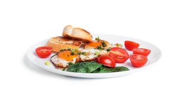 Sebzeli sahanda yumurta ve beyaz tabakta tost. Beyaz arka planda izole edilmiş. Güzel kahvaltı..