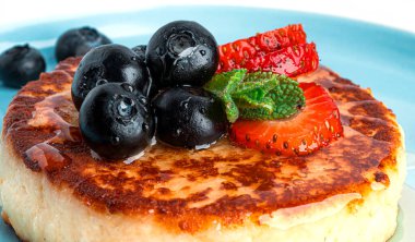 Beyaz arka planda meyveli kek.