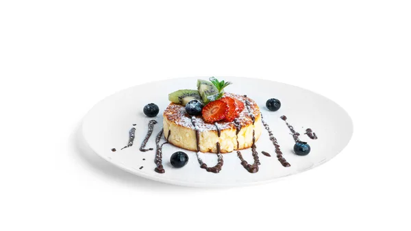 Tarta de queso con chocolate y fruta aislada sobre un fondo blanco. —  Fotos de Stock