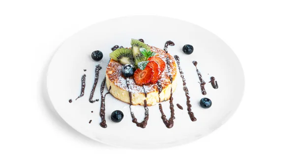 Tarta de queso con chocolate y fruta aislada sobre un fondo blanco. —  Fotos de Stock