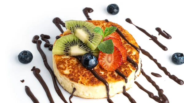 Beyaz arka planda çikolatalı ve meyveli cheesecake..