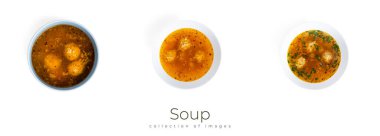 Beyaz arka planda izole edilmiş beyaz tabakta köfteli çorba..